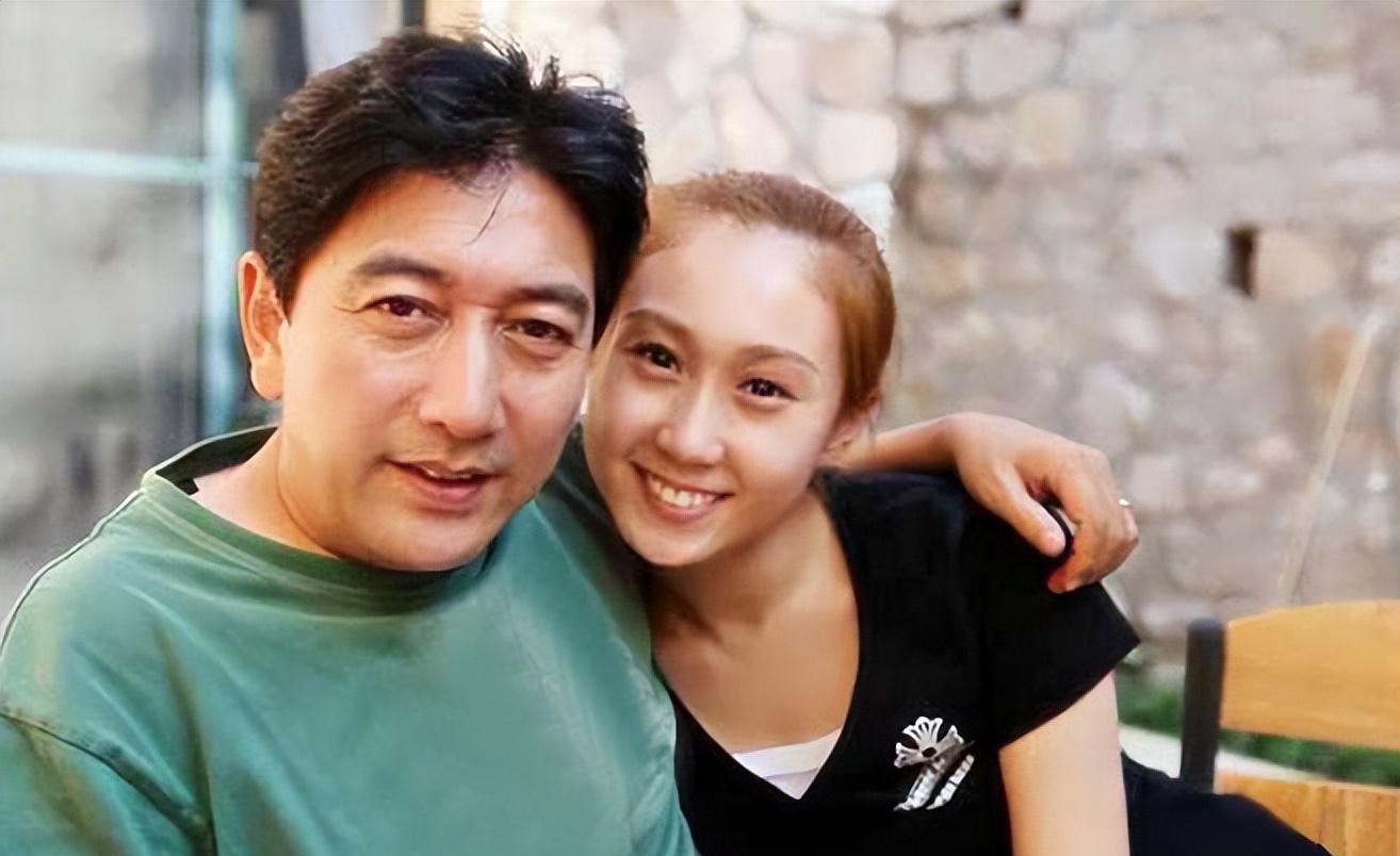 水均益抛弃瘫痪妻子,娶小13岁娇妻?