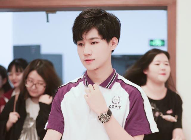 到了张真源出现在学校拍摄毕业照的路透,当时的他穿着学校的专属校服