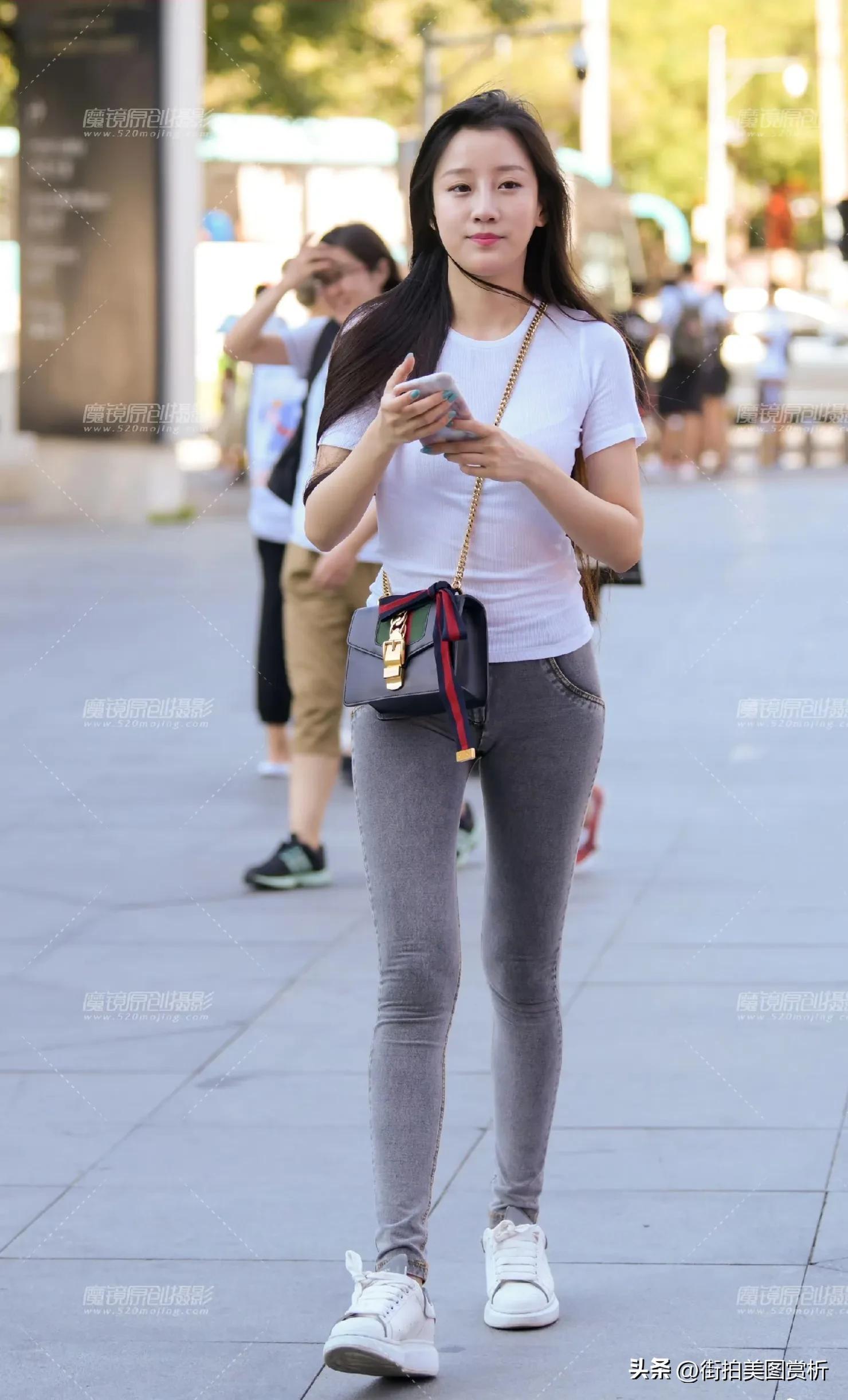 穿牛仔裤的背影女神,身材比例匀称挺拔,搭配吊带背心绝美_肤色_女子