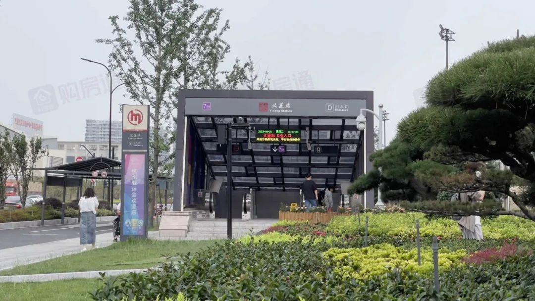 义蓬购物中心位于义蓬中路和青兴路交叉口处,项目直线约300米处便是