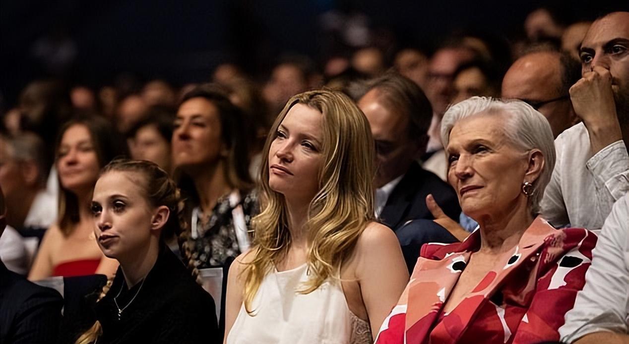 埃隆·马斯克巴黎演讲,37岁金发前妻惊喜坐台下,白到发光很惹眼!