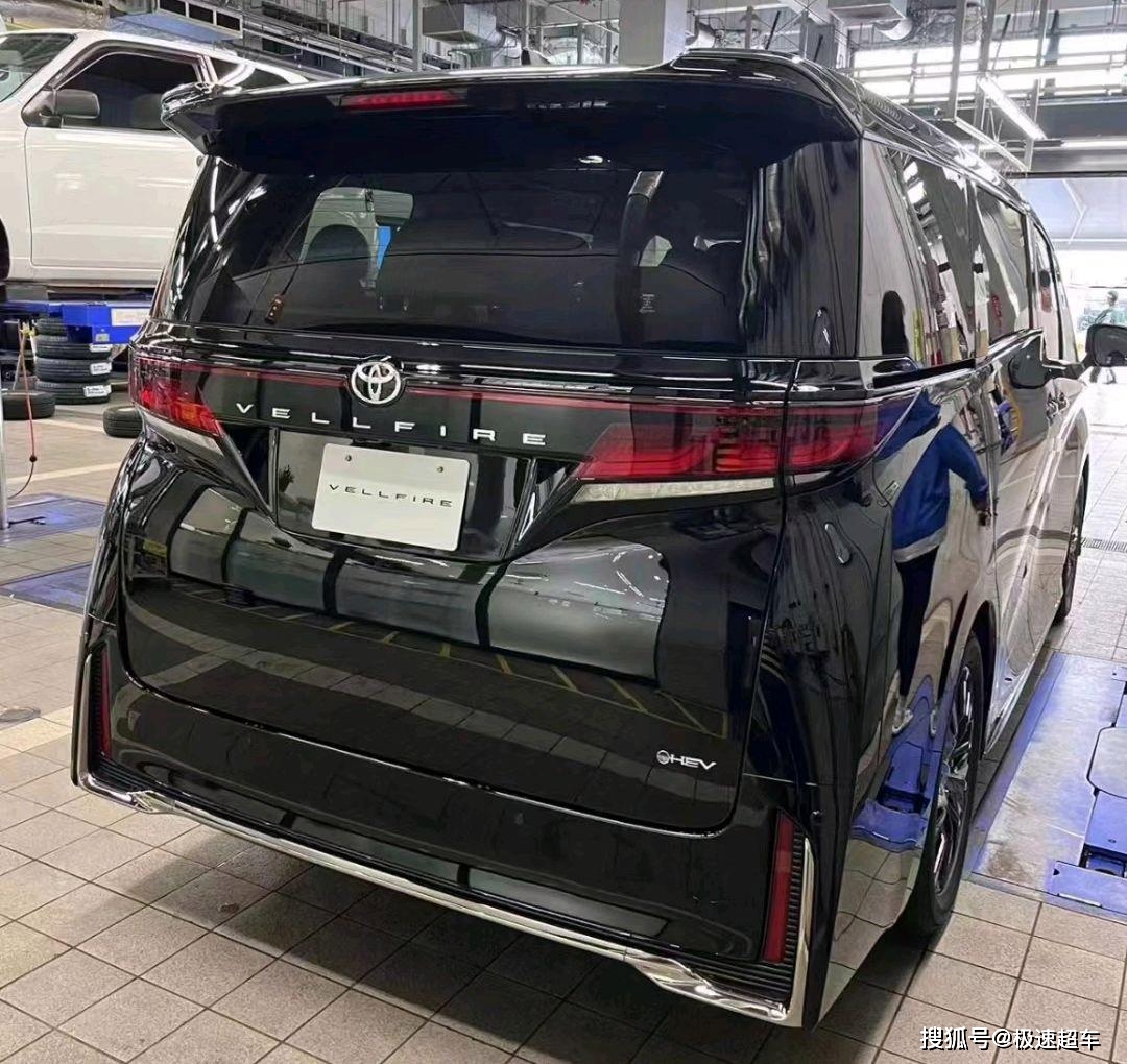 新丰田威尔法海外亮相,黑色涂装更犀利,混动引擎,车