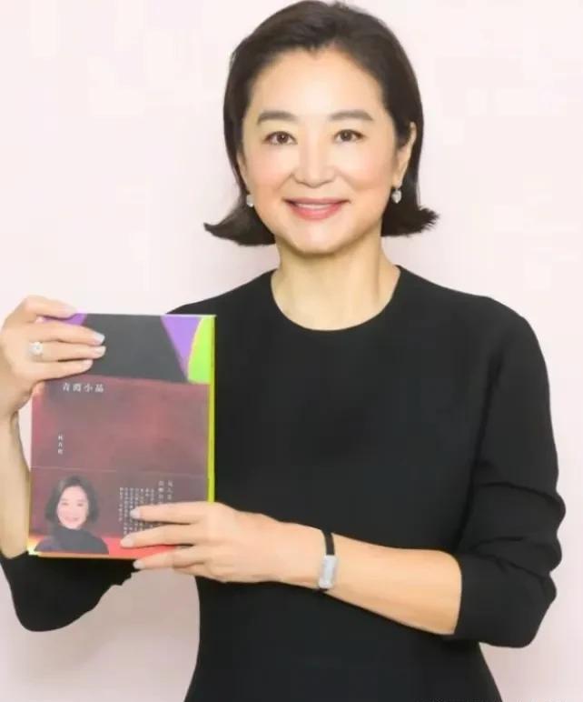 68岁林青霞现身张叔平展览会,穿皮裤戴大金链,身材苗条纤细_图片_来自