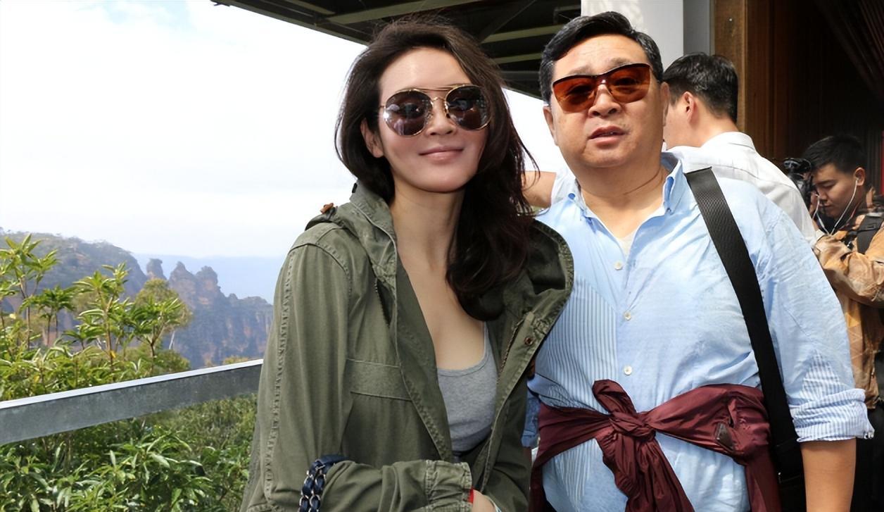 "小关悦"于明加:老公是圈外人,婚后育有两女,40岁身材火辣_气质_女孩