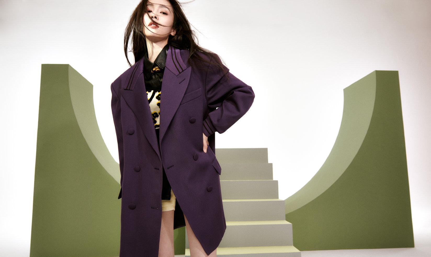 白鹿登上《尼龙》封面秀白丝袜美腿,李宇春,姐姐,徐梦桃_穿着_袜子