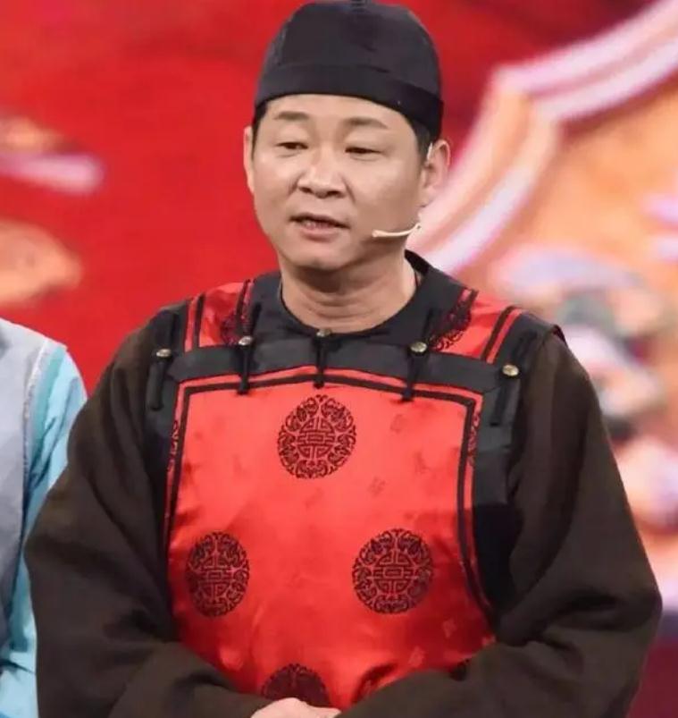 三德子赵亮:养鸡身价上亿,不开豪车专骑电驴,娶小15岁1米8娇妻_舞台