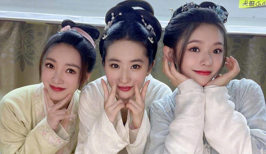 刘亦菲柳岩林允合照释出,"天仙"站位看出人缘_照片_观众们_古装