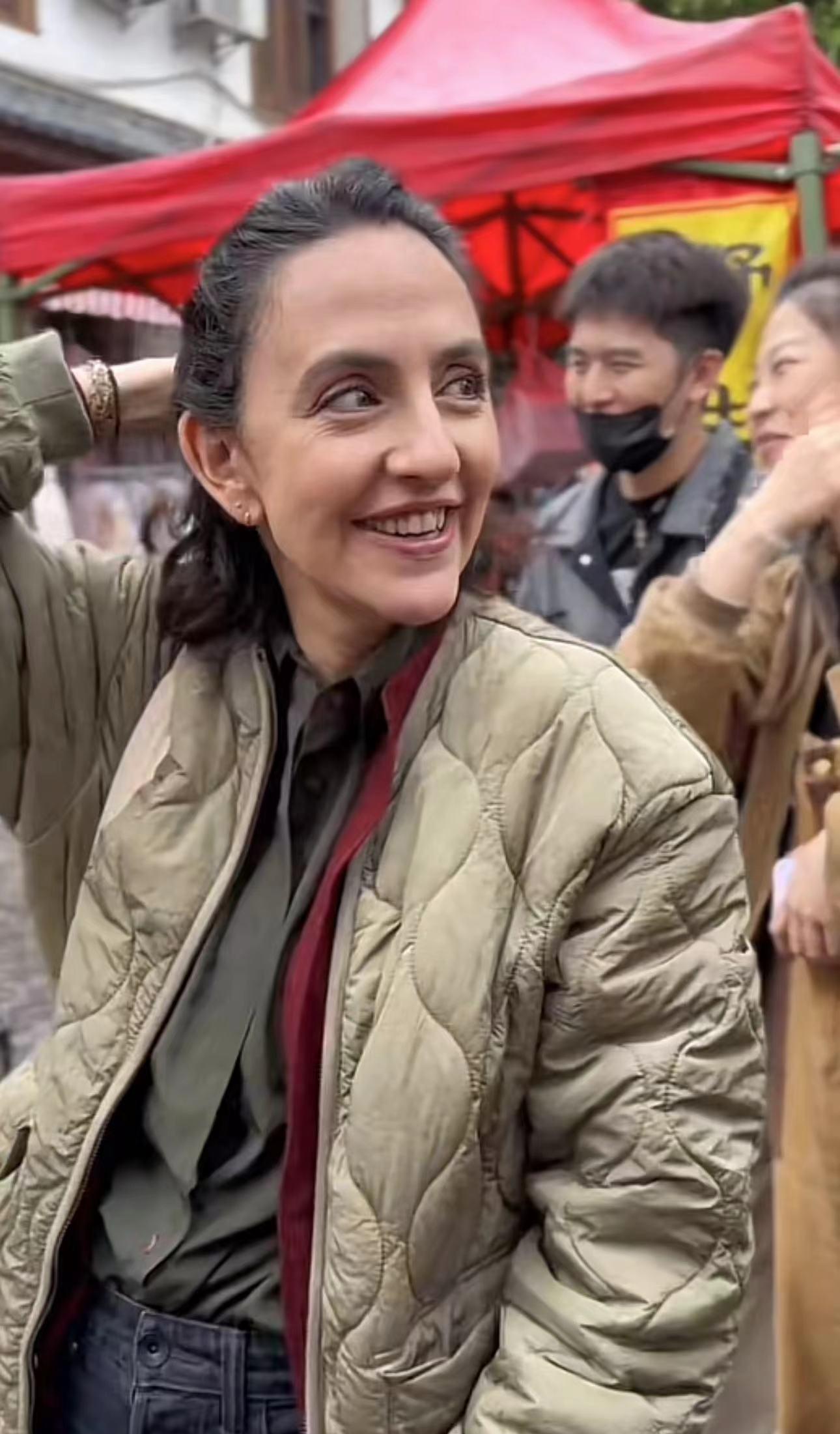 安娜伊思·马田的样子变化真的很大,老到差点叫人认不出,不仅头发已经