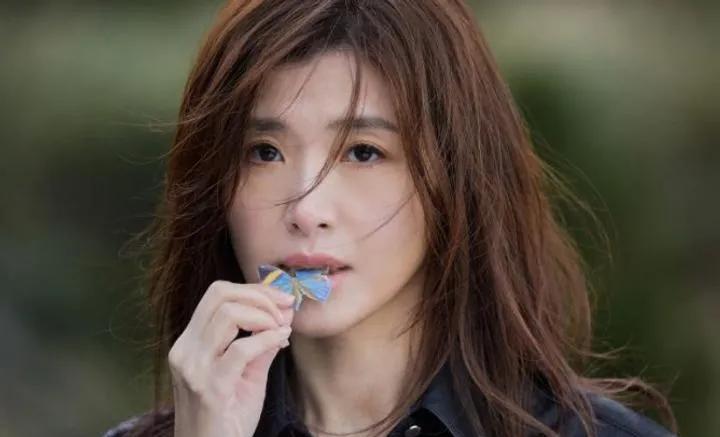 52岁苏慧伦近况曝光,一脸冻龄身材完美,状态超好令人羡慕_网友_痕迹