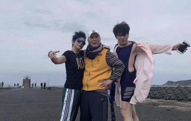 50岁潘美辰晒家人合照与哥哥形象反差大,四处登台身家丰厚仍未婚