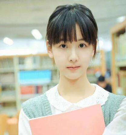 对于陈都灵来说,她的走红有些不同寻常,因为网络的"女神排行榜"一举
