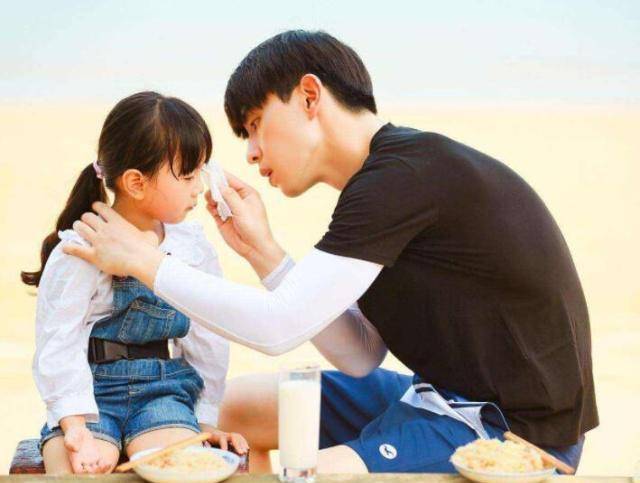 邓伦出席活动小山竹偷偷现身,喊出邓爸爸却被阻止_节目组_妈妈_父女