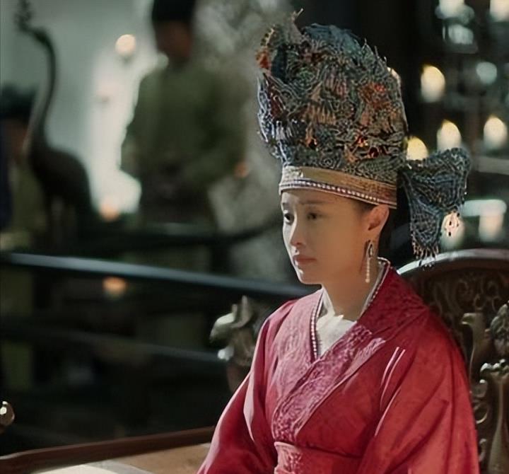 宋朝太后刘娥,遗愿穿皇袍"膈应"宋仁宗,把控朝政11年不称帝_衮服