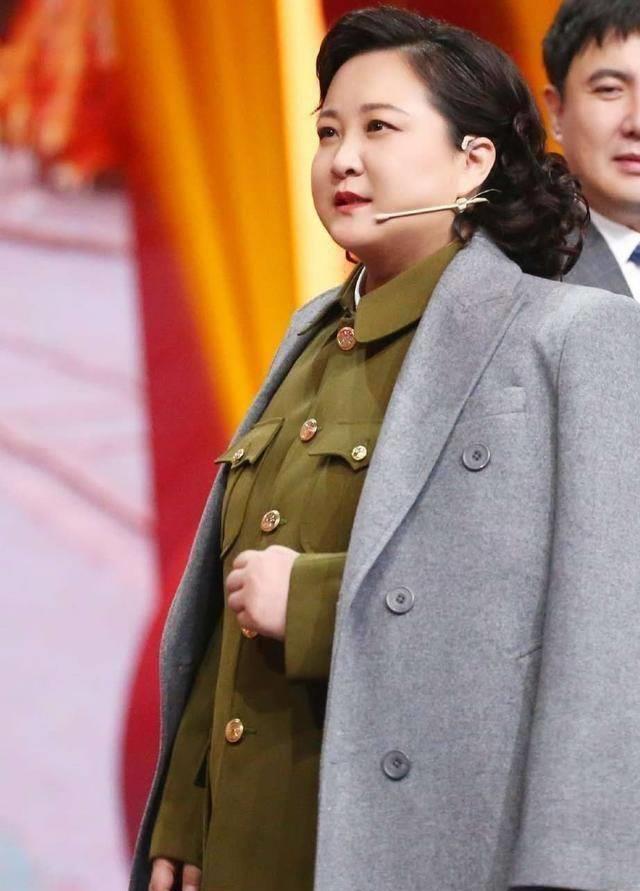 从"女神"变成"女汉子"的贾玲,越来越受欢迎"梨涡笑"太甜了_喜剧_刘海