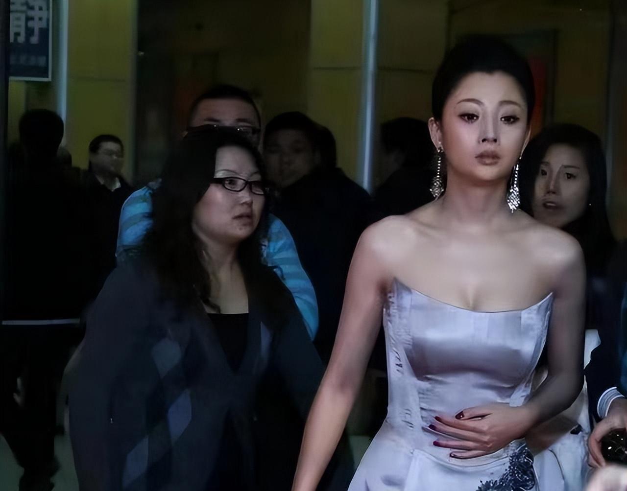殷桃和袁立同框媲美,一个知性一个妩媚,气质差别很大_时尚_连衣裙