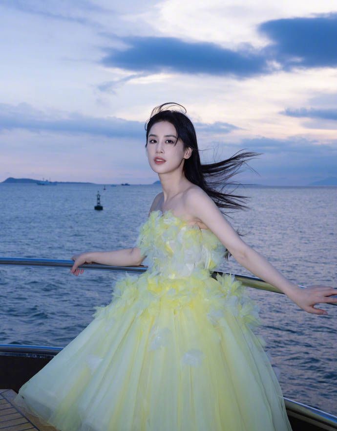 黄圣依海边照曝光,粉色纱裙迷人动人_魅力_表演_个人