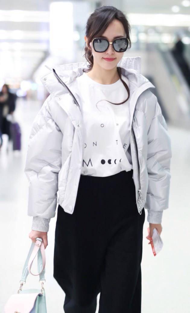 唐嫣红唇配马尾清新活力十足歪头甜笑秒变可爱美少女_机场_网友_青春