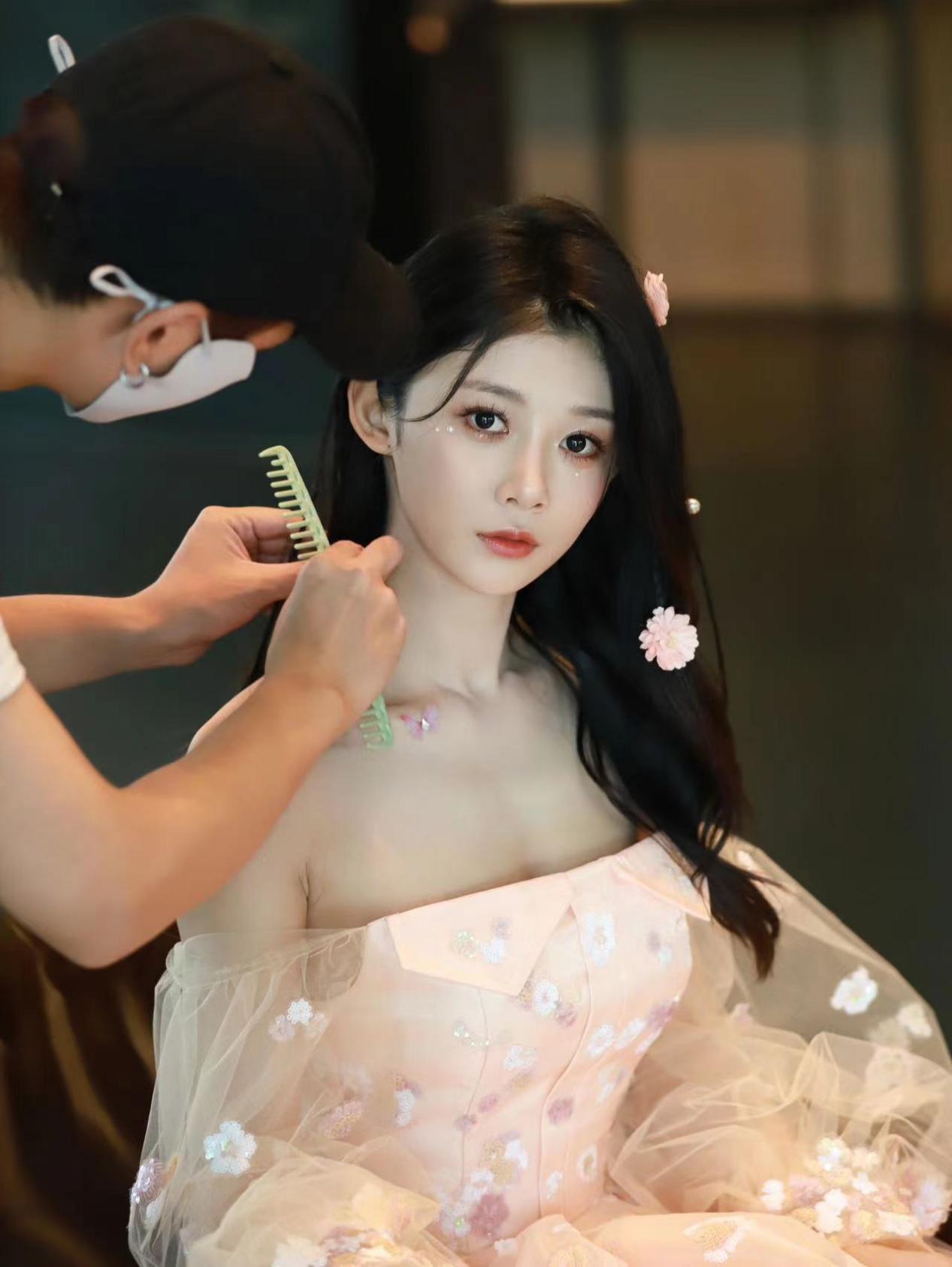 新锐演员孙妍恩最新活动图曝光 粉色花瓣裙摆摇曳宛若坠入花海_观众