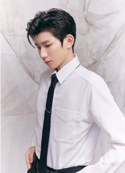 王源的脸崩了?脸上"坑坑洼洼",真的为二字担忧_形象_成长_王俊凯