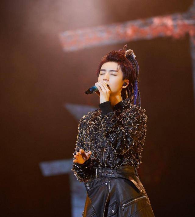 因为今年王俊凯正好满20岁,虽然没有举办生日会,但是这次的演唱会就