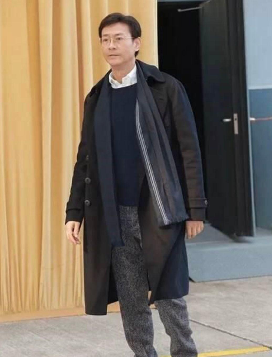 75岁郑少秋还有偶像包袱:常年戴假发,身材不发福,气质儒雅高级_男士