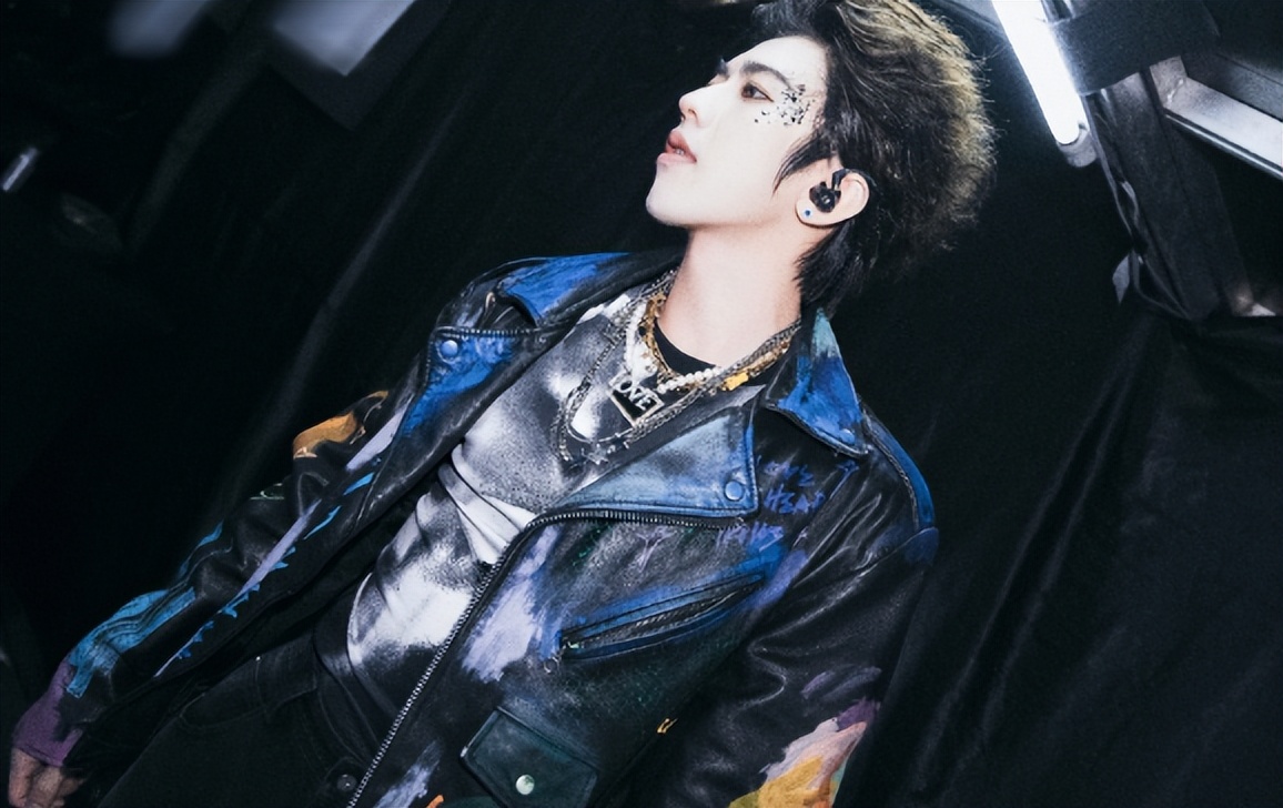 的王俊凯易烊千玺等早,但是最近几年通过选秀组合再出道,人气身价飙升