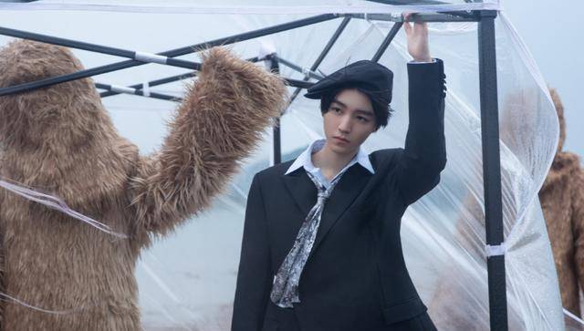 王俊凯雨中大片出炉,锁骨成亮点,漫画美男子上线_黑色_照片_衣服