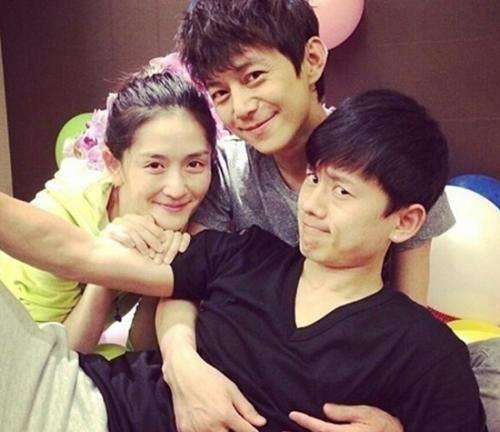 因为张杰和谢娜的成功都离不开何炅的帮助,早年谢娜在刚刚步入娱乐圈