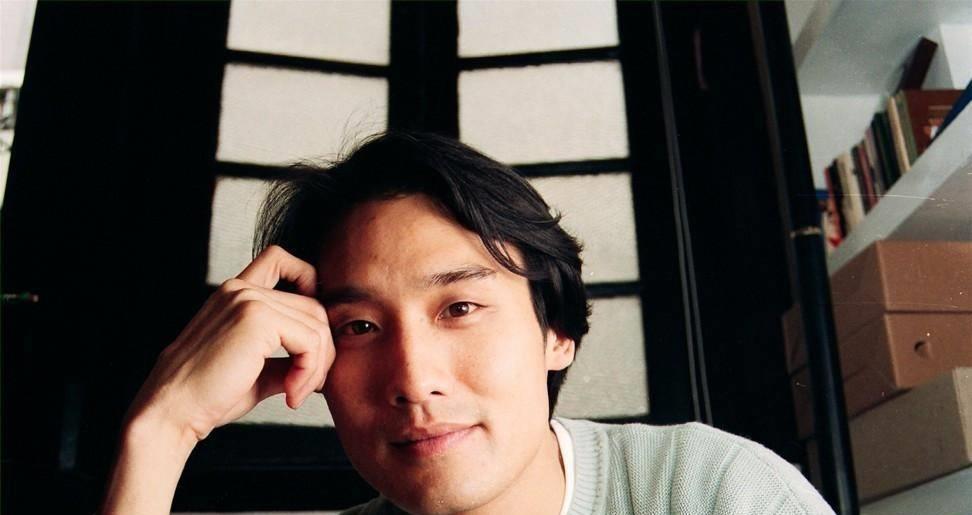 梁家辉最吸引人的是他那双朦胧而神秘的小眼睛,有一种说不出的高级