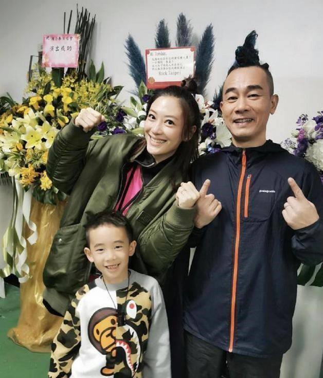 儿子近照庆祝情人节,夫妻俩结婚十周年恩爱依旧_应采儿_jasper_一家人