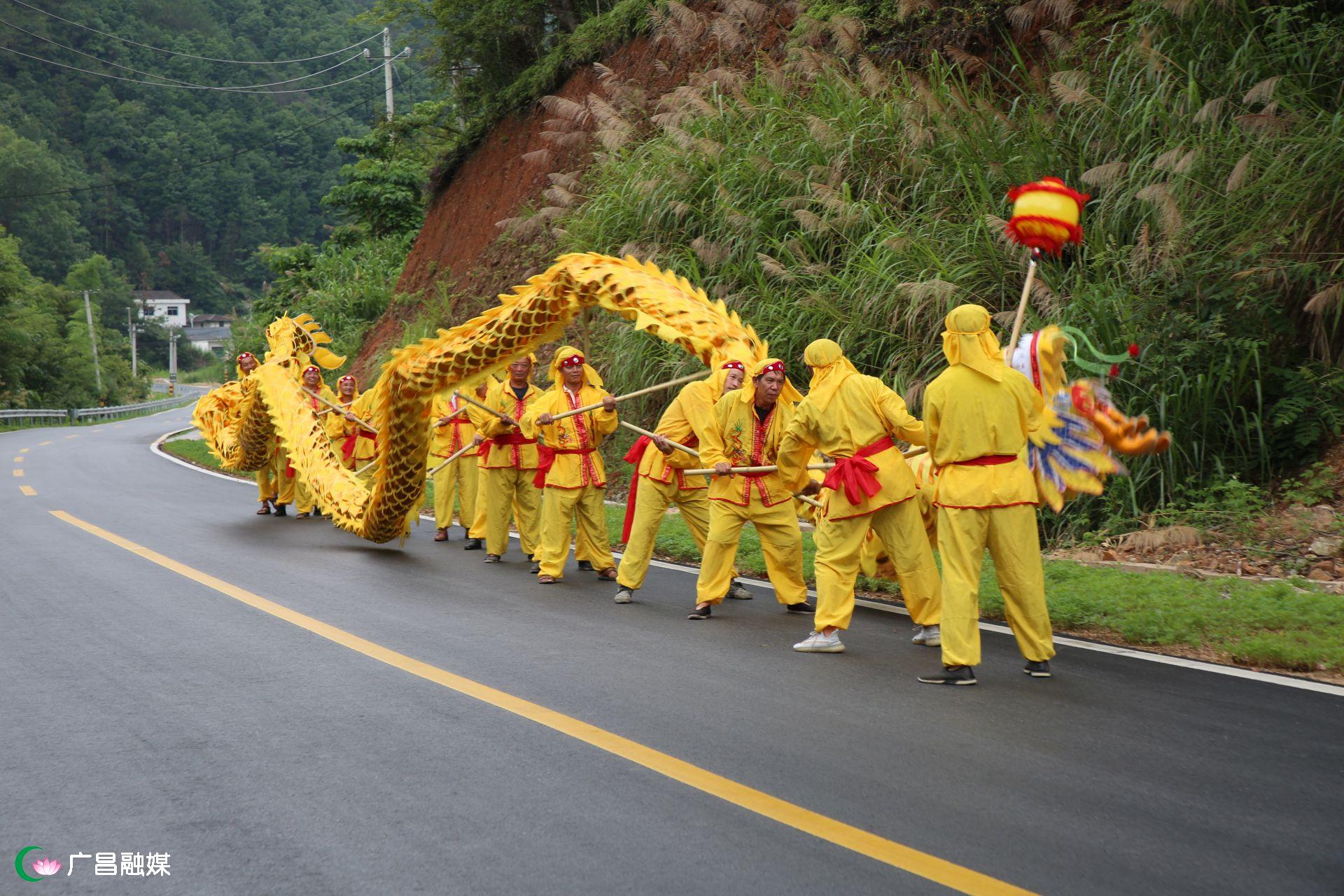 抚河源漂流景区:水上"迎亲" 热闹端午_活动_游客_传统
