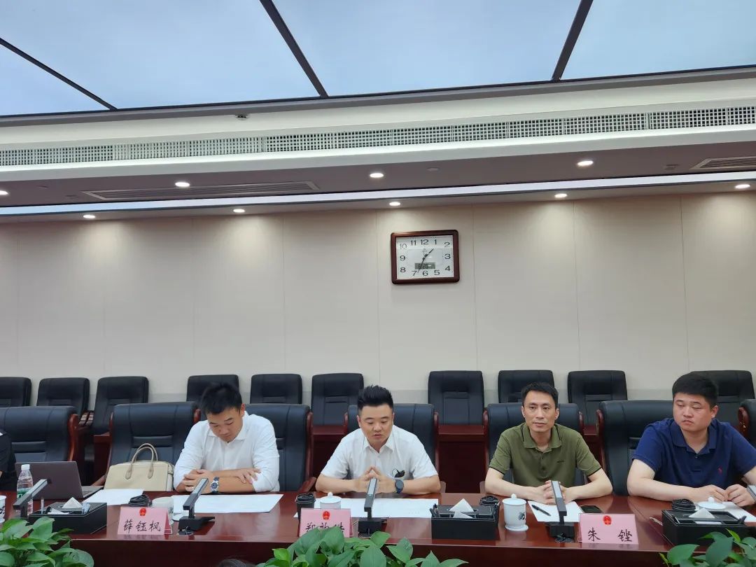 参会领导包括天心区区长周志军,商务局局长彭明霞,经济合作局副局长