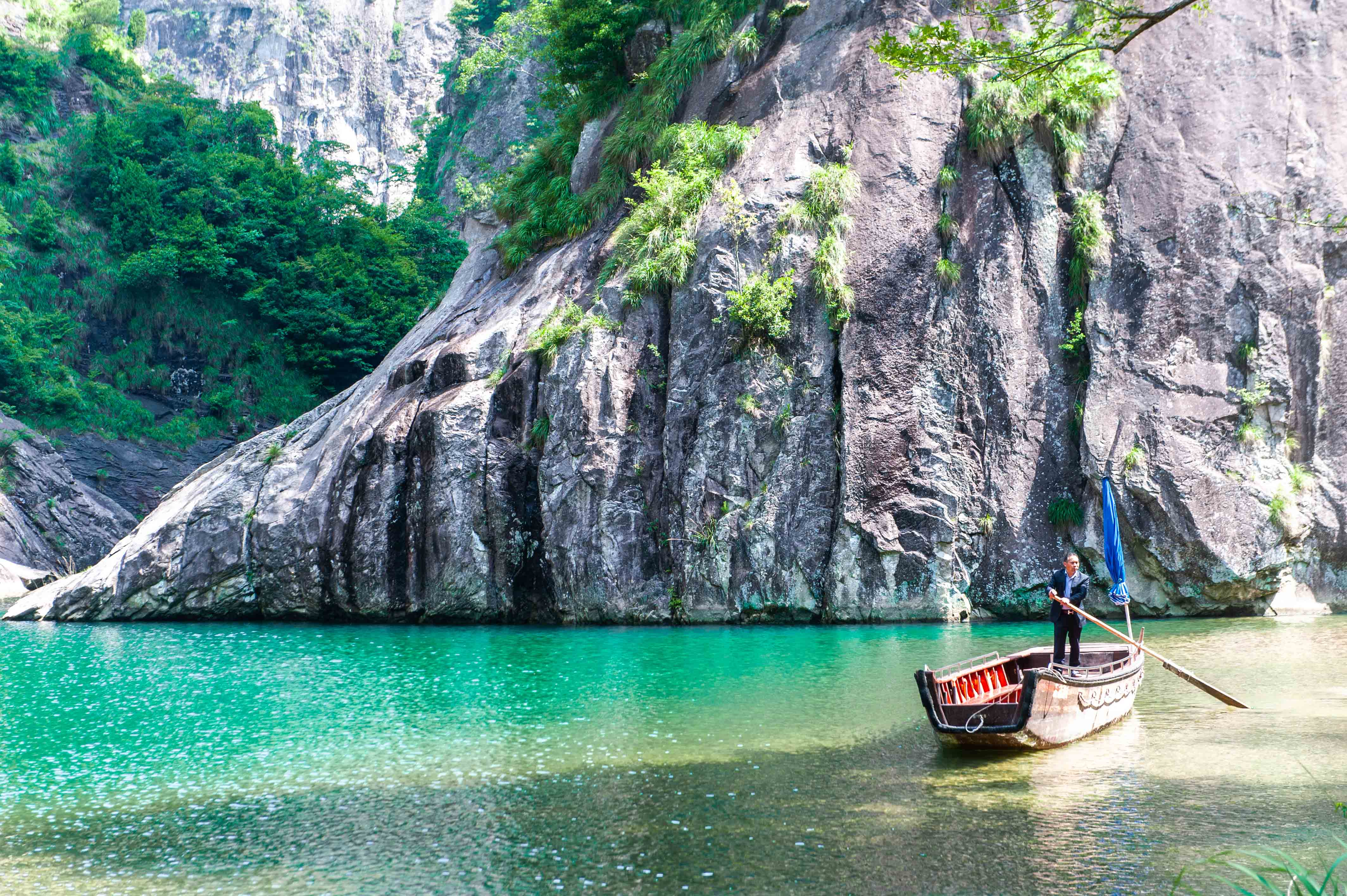 江浙沪必去的溪流,有清澈见底的湖水,壮观秀气的山峰,你去过吗