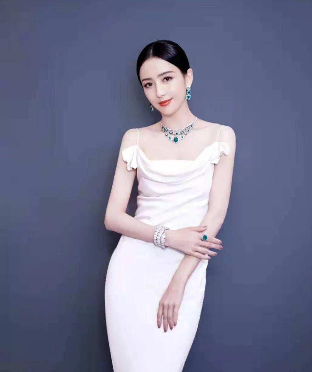 39岁佟丽娅形体走样,穿薄纱裙却全程挺着肚子,真的失了优雅气质_身材