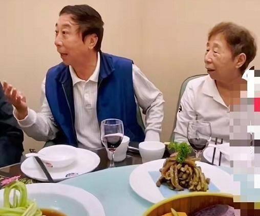 冯巩全家团聚,妹妹很少出现在镜头里,看起来像复制粘贴,基因太强大了