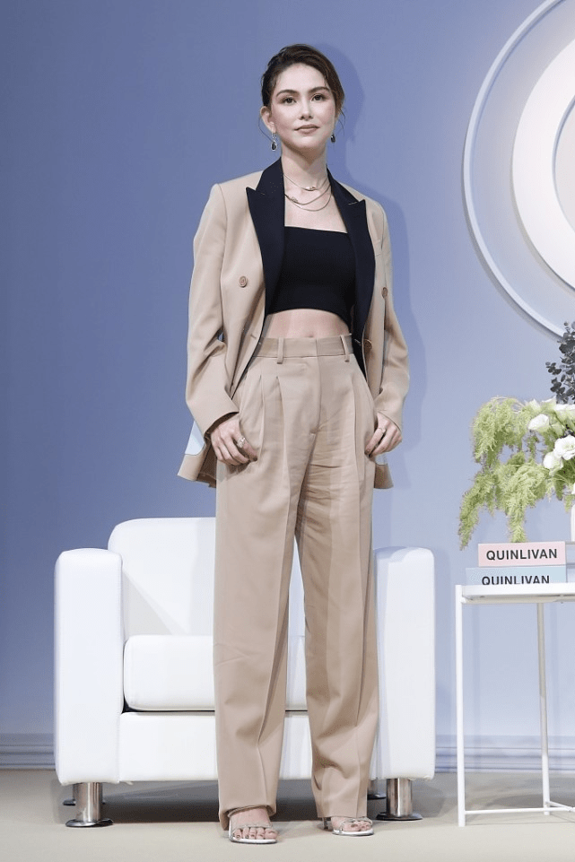 "天王"的娇妻就是飒,昆凌的穿搭透着霸气,颜值身材挑不出毛病_西装