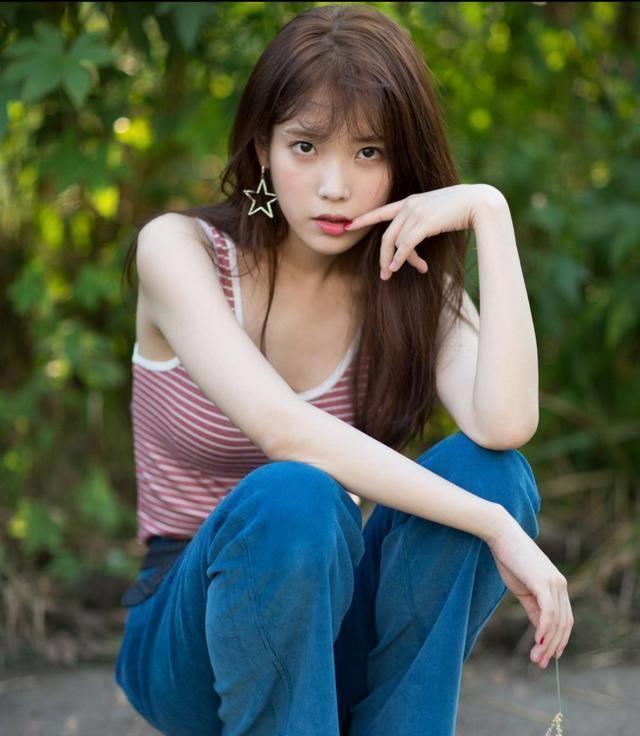 iu李知恩穿着白色格纹西装比心,清新可爱又撩人,时尚魅力_眼镜_套装