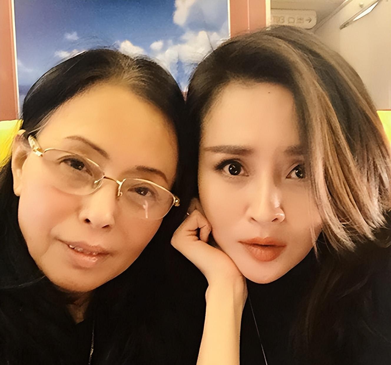 有种"整容"叫于明加结婚,老公胡俊变化不大,她却像变了一个人_于母