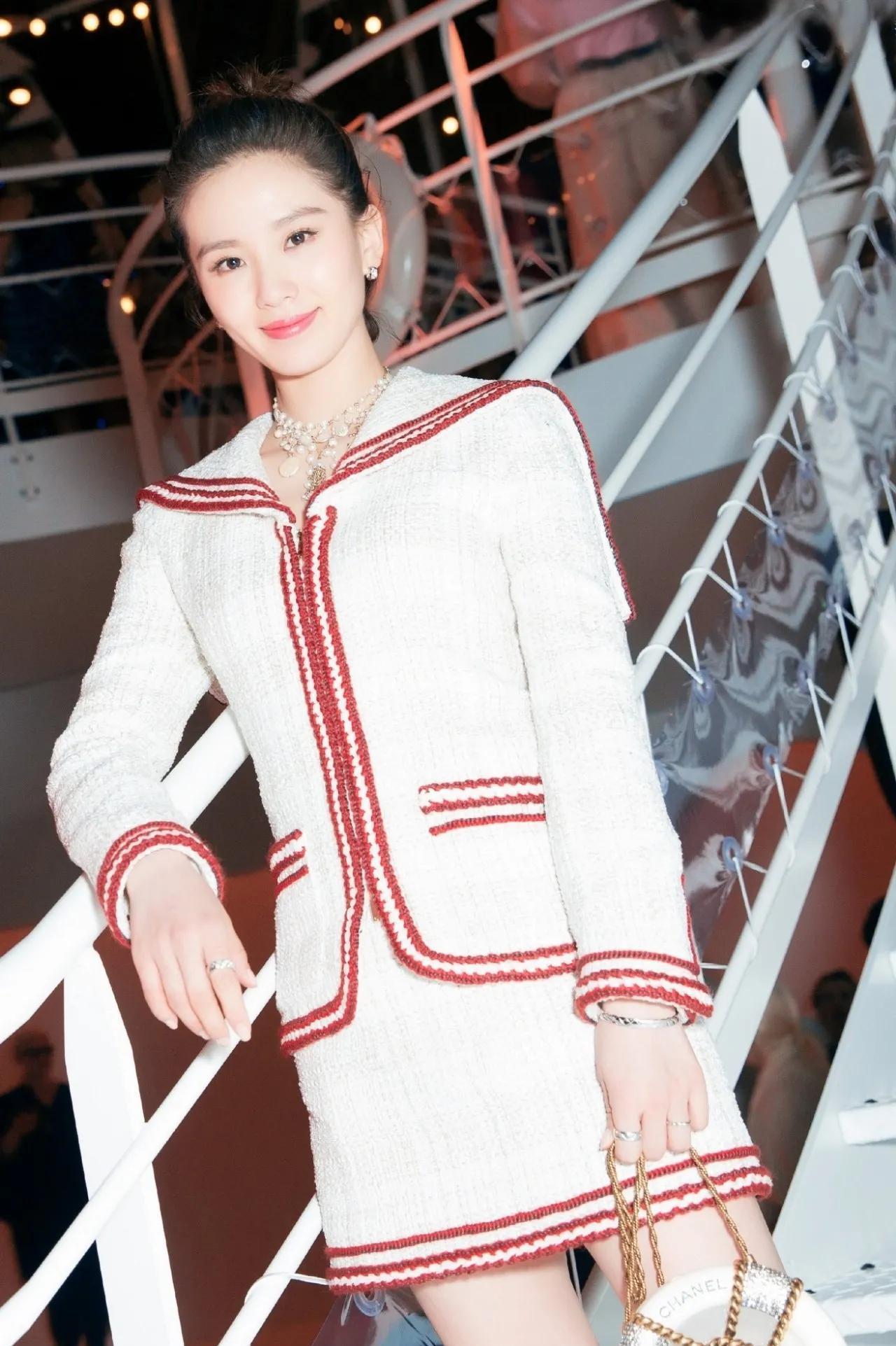 据悉,刘诗诗的身高已经达到了1.