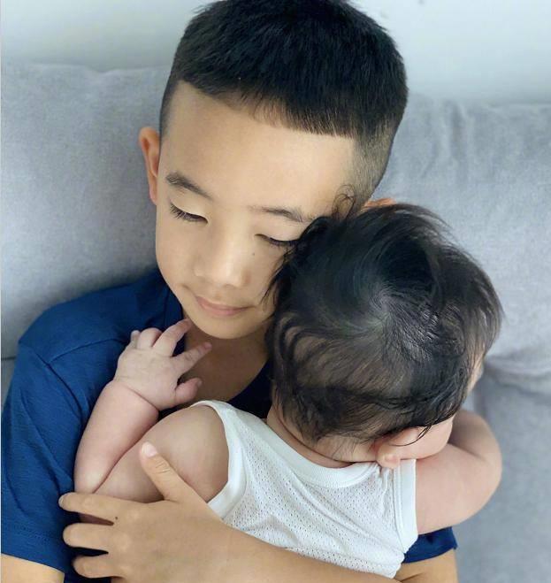 hoho长相逆袭,侧脸神似马嘉祺,遗传应采儿陈小春五官上的优点_hoho