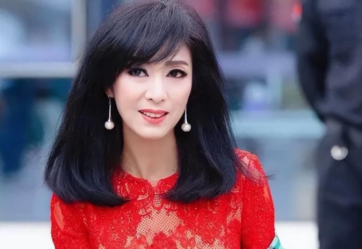 "包租婆"元秋罕见出镜,与妹妹文雪儿聚会迎新年,米雪也参加了_米歇尔