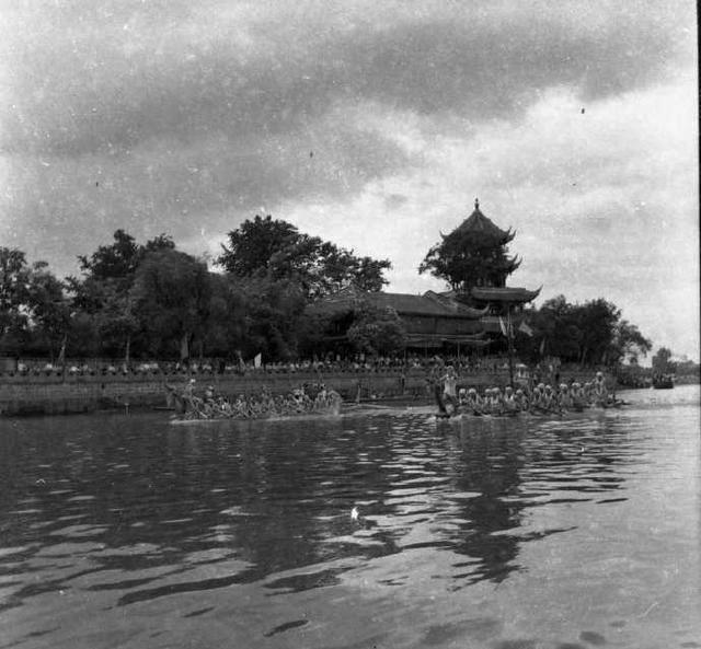 巨浪中的法国lajument灯塔,灯塔看守人théodoremalgorn躲闪及时,安然