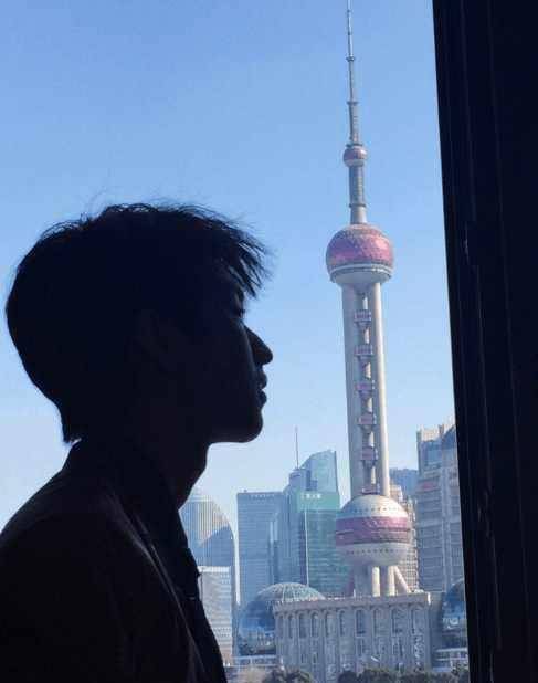 王俊凯晒和上海东方明珠比高照片,侧脸颜值亮了_网友_玩笑_流量