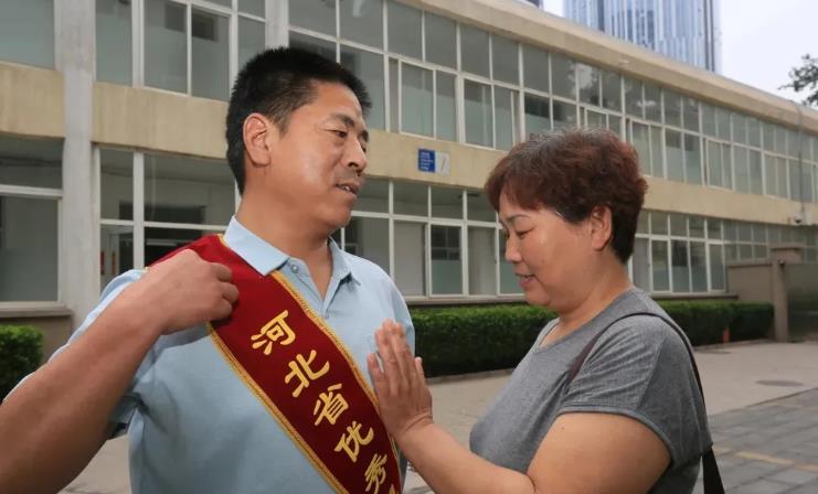 2018年49岁大爷勇斗歹徒,身中5刀拼死救人,成名后