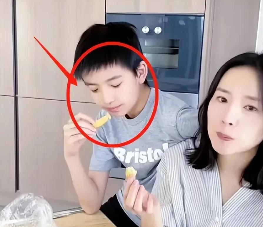 清秀,巴掌小脸,挺直的鼻子,打一眼看过去,有点像王一博,又有点像杨洋