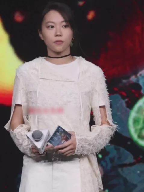 王菲的女儿窦靖童女装造型好美_网友_气质_白色