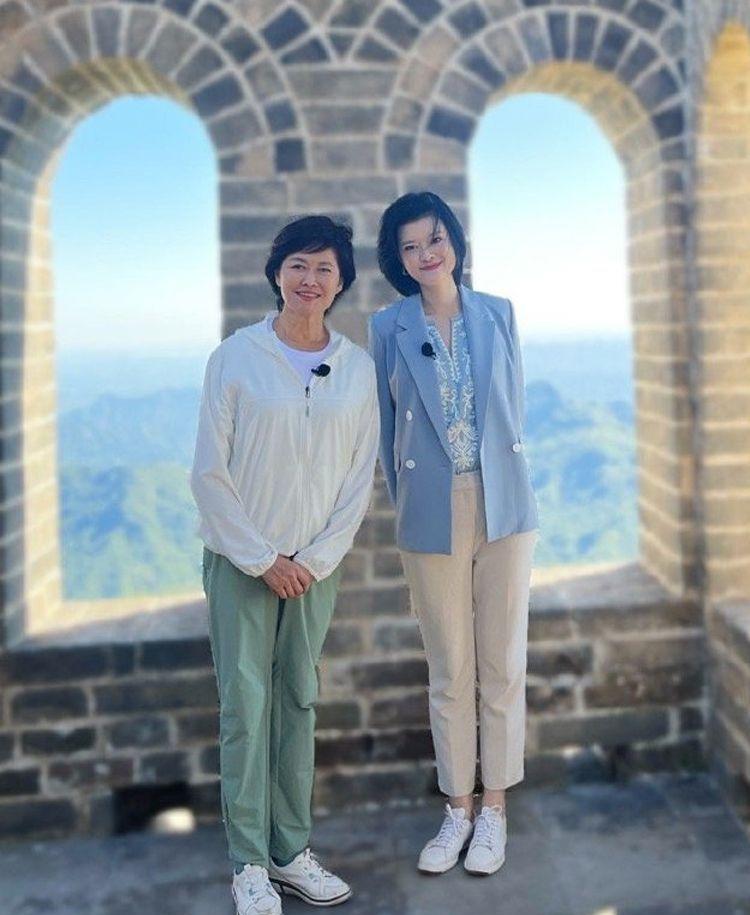 "电视主持人"邹韵让我大吃一惊!穿得得体气质不输姐姐_西装_裙子_造型