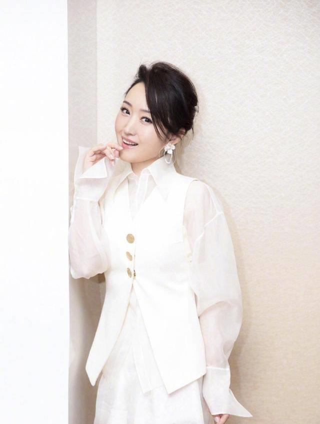 48岁的杨钰莹气质优雅,扎发搭配白色衣服look套装,秒变清纯少女_女性