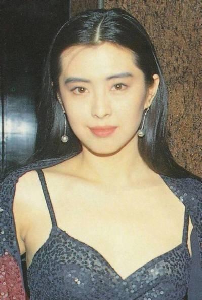 光看这个背影你能想象王祖贤如今已经是54岁的年龄了吗?