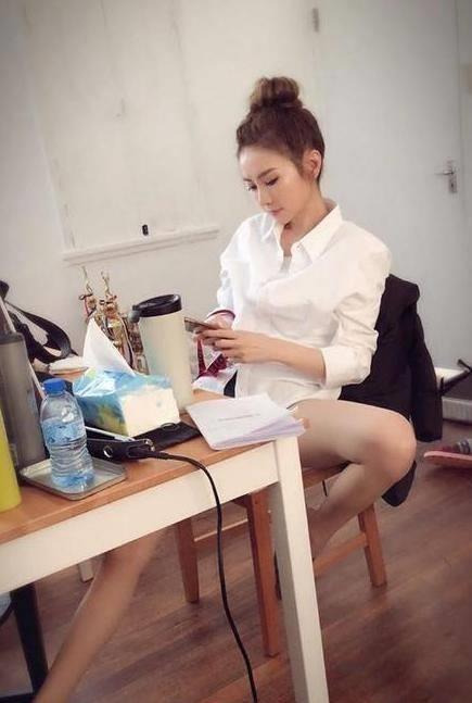 "美腿小姐"谢金燕晒辣照,红色西装真空上阵,1米2长腿太出众_时尚_展现